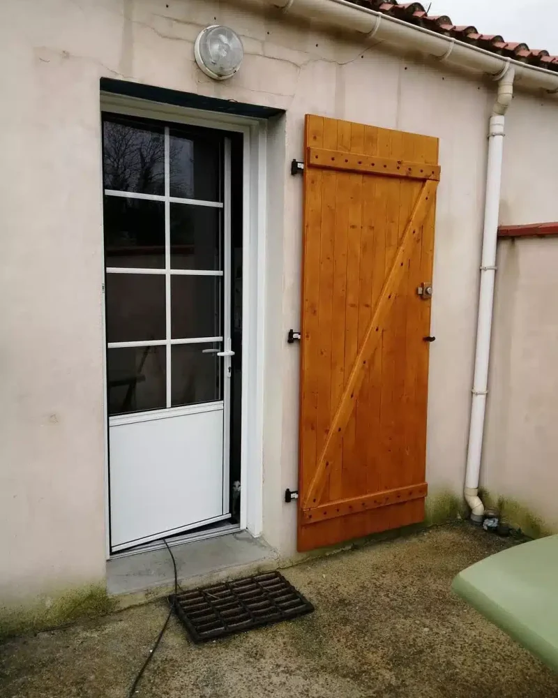 Réalisation de menuiseries extérieures par JMS, menuisier à Saint-Hilaire-le-Vouhis