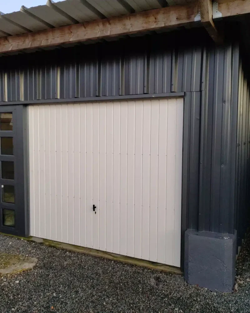 Réalisation de menuiseries extérieures par JMS, menuisier à Saint-Hilaire-le-Vouhis